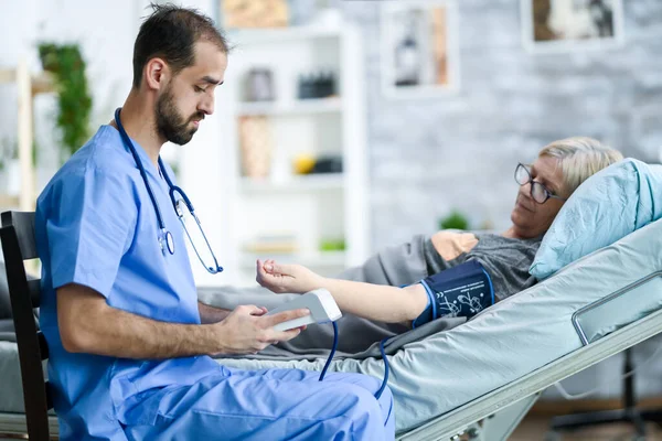 Junger Arzt mit Stethoskop im Pflegeheim — Stockfoto