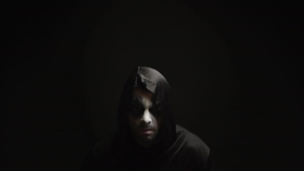 Молодой человек со страшным макияжем, одетый как мрачный жнец — стоковое видео