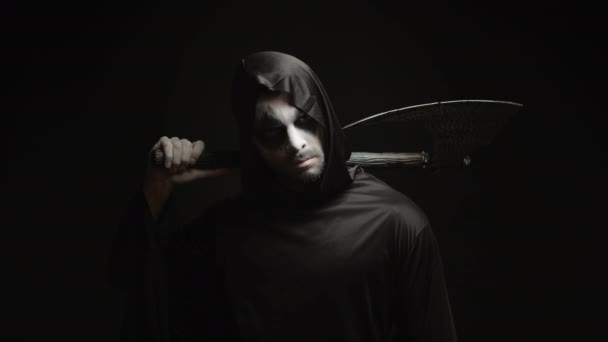 Ceifador sombrio sobre fundo preto com machado em suas mãos — Vídeo de Stock