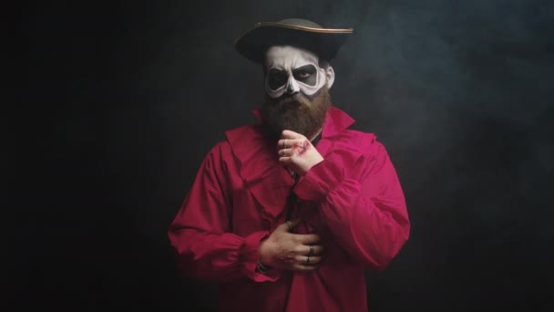 Homem vestido como um pirata assustador de camisa vermelha e com um chapéu — Vídeo de Stock