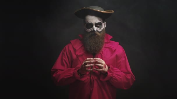 Adult man with long beard dressed up like a spooky captain — Stock Video