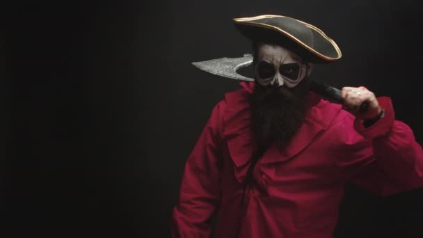 Scary bearded man dressed up like a pirate — Stock Video