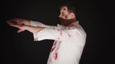 Cadılar bayramı için zombi gibi giyinmiş bir adam.