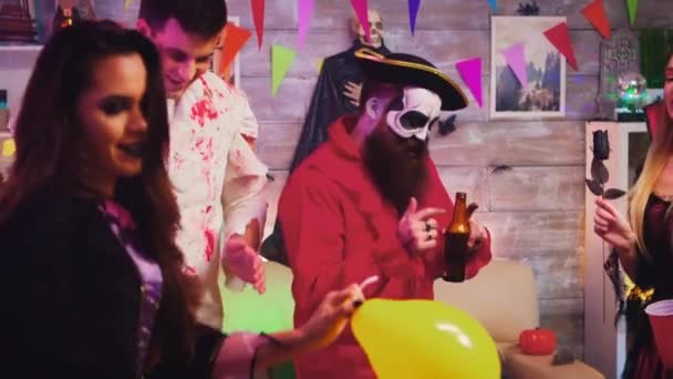 Festa de Halloween louco com diferentes personagens engraçados e assustadores dançando no quarto decorado — Vídeo de Stock