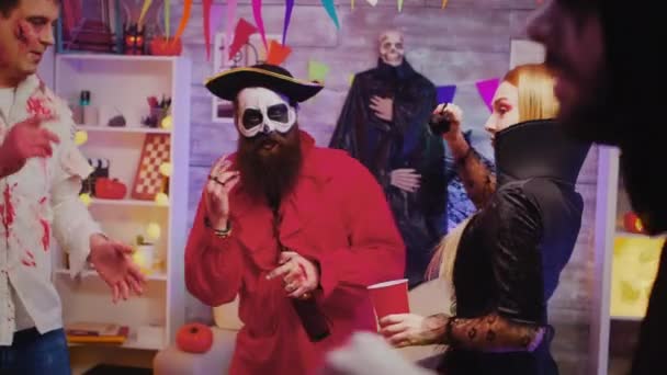 Веселый человек на вечеринке в честь Хэллоуина, одетый как пират — стоковое видео