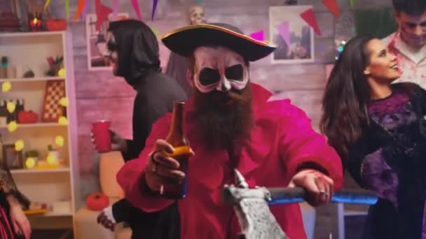 Бородатый мужчина, одетый как пират, празднующий Хэллоуин — стоковое видео