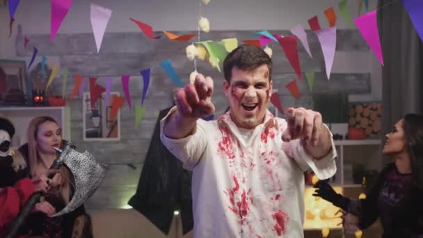 Молодой человек в костюме зомби празднует Хэллоуин — стоковое видео