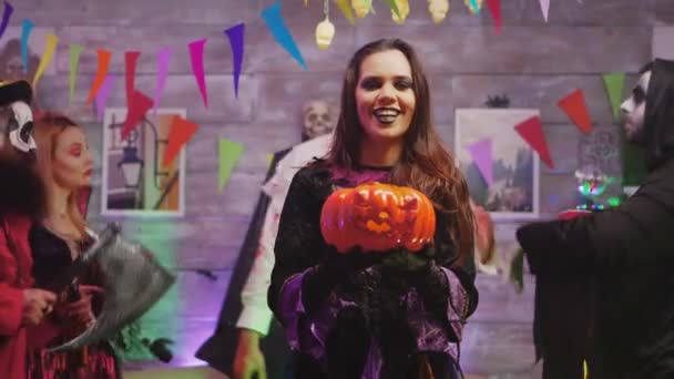 Красивая молодая женщина в костюме страшной ведьмы — стоковое видео