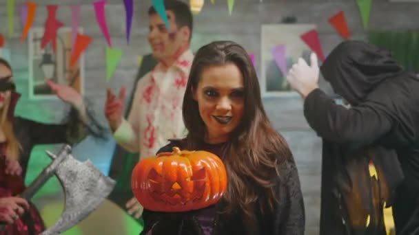 Bruja espeluznante celebrando halloween — Vídeo de stock