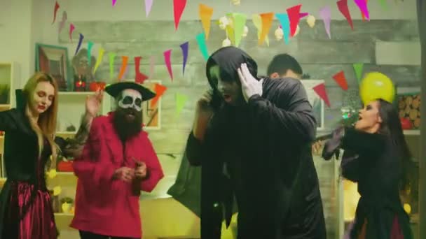 Человек, одетый как мрачный жнец на вечеринке в честь Хэллоуина — стоковое видео