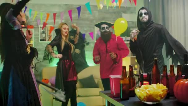 Strašidelný smrťák si dává pivo oslavující Halloween — Stock video
