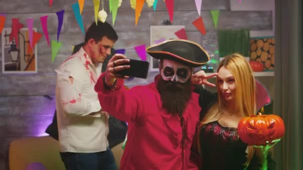 Spooky bebaarde piraat het nemen van een selfie met mooie repear vrouw — Stockvideo