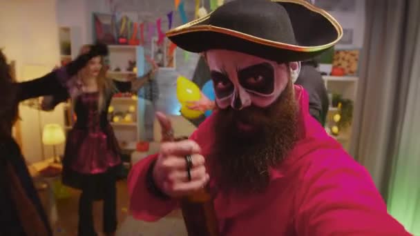 Pov van bebaarde piraat vieren halloween — Stockvideo