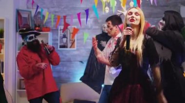 Devamlı kostümlü güzel bir kadın karaoke söylüyor.
