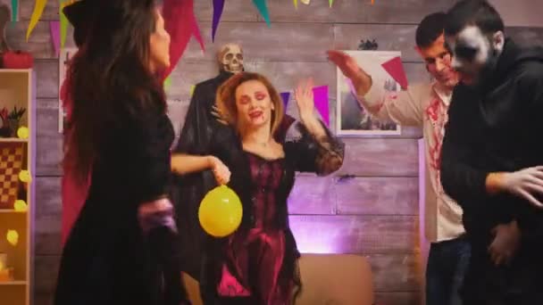 Друзі, одягнені в костюми для святкування Хеллоуїна — стокове відео