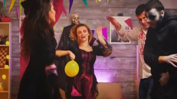 Freunde in Kostümen zur Halloween-Feier — Stockvideo