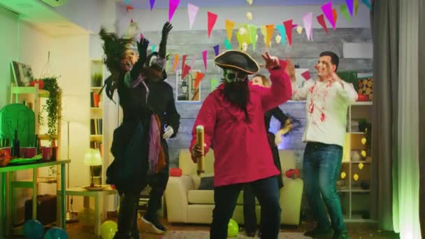 Baard man verkleed als een piraat op halloween feest blazen confetti — Stockvideo