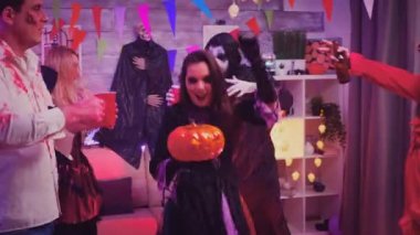 Cadılar Bayramı partisinde dans eden korkunç cadının portresi