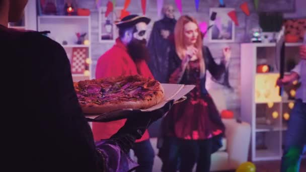 Следите за кадром ведьмы девушка прибывает с пиццей — стоковое видео