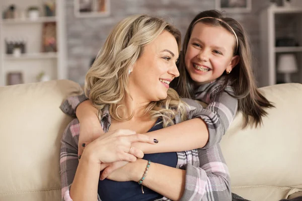 Adorable niña con aparatos ortopédicos con una gran sonrisa — Foto de Stock