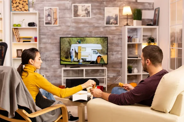 Vue arrière du couple dans le salon regardant un film à la télévision — Photo