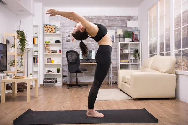 Giovane praticante di yoga in piedi facendo stretching all'indietro — Foto Stock