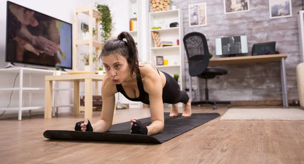 Donna adulta che fa esercizio tavola per migliorare la sua forma fisica — Foto Stock
