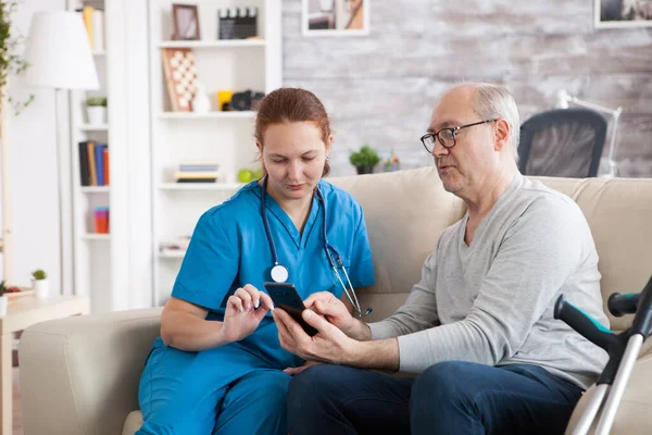 Seniorin mit Krücken im Pflegeheim — Stockfoto