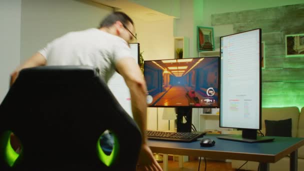 ヘッドフォンの再生シューティングゲームと男のバックビュー — ストック動画