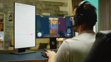 Online video oyunlarını kazandıktan sonra elleri havada mutlu genç bir adam.