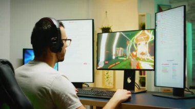 Atış oyununda kaybettikten sonra kulaklıklarını çıkaran genç adam.