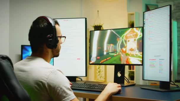 Jeune homme prenant son casque vers le bas après avoir perdu au jeu de tir 