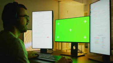 Genç adam çevrimiçi oyun oynuyor.