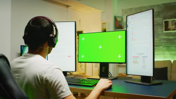 Foto trasera de un joven en una habitación con luz de neón — Vídeo de stock