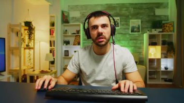 Profesyonel oyuncunun aklı hep ofiste.