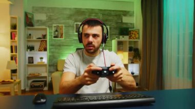 Şampiyonluğu kazandıktan sonra heyecanlanan genç adam.