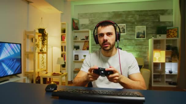 Pov van jonge man met koptelefoon in een kamer met neon licht — Stockvideo