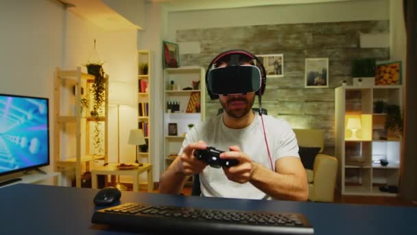 Pov de joven enojado con auriculares de realidad virtual — Vídeo de stock