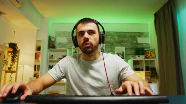 Pov of young man with headphones playing games — Stock Video