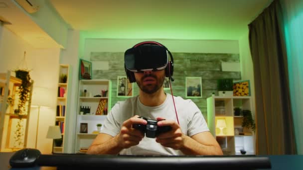 Pov professzionális játékos visel virtuális valóság headset — Stock videók