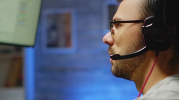 Gros plan du joueur professionnel avec écouteurs 