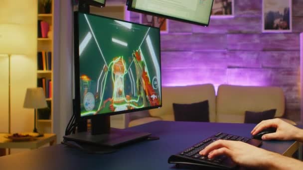 Молодой человек с боковым видом играет в онлайн игры — стоковое видео