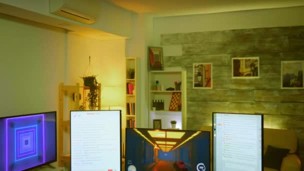 Silla de juegos delante de un potente PC para jugadores profesionales — Vídeo de stock