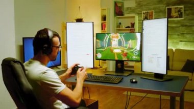 Genç adam oyun sandalyesinde oturmuş, atış oyunu oynuyor.