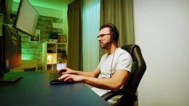 Beyaz tenli profesyonel oyuncu diğer oyuncularla konuşuyor.