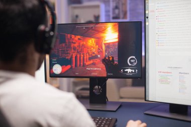 Kulaklıklı adam atış oyunu oynuyor.