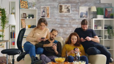 Arkadaşların bira içip spor izlediği arka plan