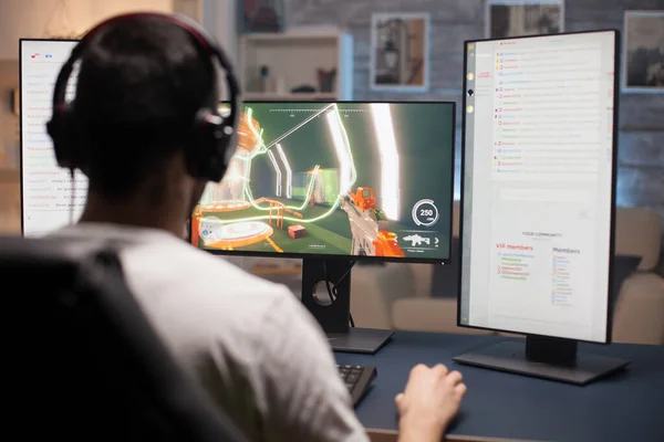 Bilgisayarda video oyunu oynayan genç adamın arka planı — Stok fotoğraf