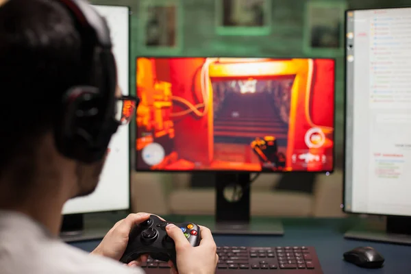 Κοντινό πλάνο του ανθρώπου που χρησιμοποιεί joystick παίζοντας παιχνίδια shooter — Φωτογραφία Αρχείου