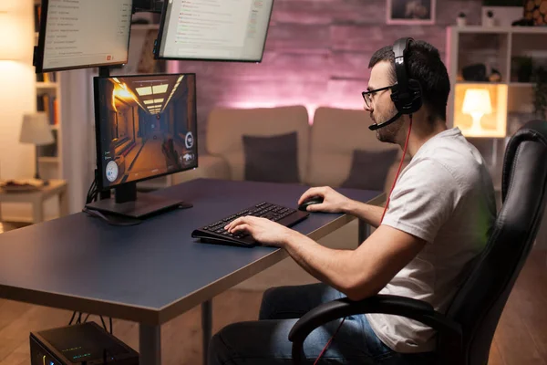 Homem usando fones de ouvido conversando com sua equipe — Fotografia de Stock